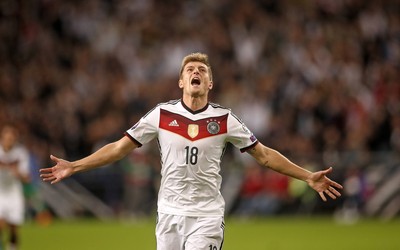 FB体育热评-什琴斯尼社交媒体发鸡汤文