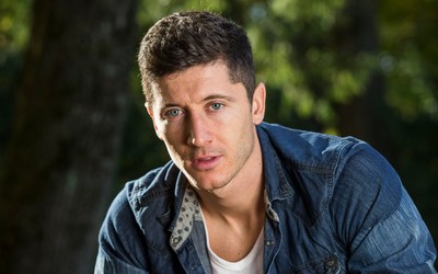 FB体育快讯-努涅斯与队友庆祝时扭到脚